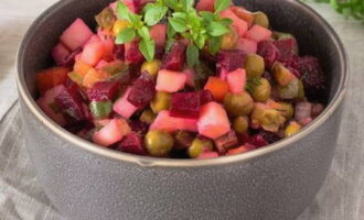 ปล่อยให้ vinaigrette แช่ในตู้เย็นเป็นเวลาหนึ่งชั่วโมง จากนั้นคุณสามารถเสิร์ฟอาหารเรียกน้ำย่อยแช่เย็นแสนอร่อยได้ อร่อย!