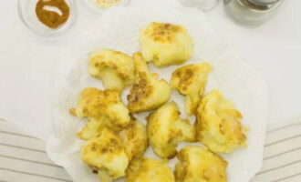 Chiên các chế phẩm của chúng tôi trong dầu thực vật cho đến khi có màu vàng nâu, sau đó chuyển sang khăn giấy để loại bỏ mỡ thừa.