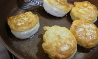 Làm nóng chảo rán với dầu thực vật và dùng một muỗng canh để đặt bột của chúng ta thành dạng bánh kếp. Chiên chúng cho đến khi chín vàng đều các mặt.