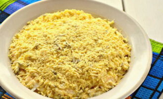 Ang huling layer ay durog na yolks.