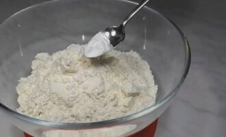 Đổ bột vào một bát riêng và thêm soda vào đó.