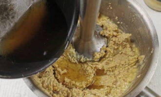 Haluin ang pinaghalong may immersion blender hanggang makinis. Inaayos namin ang kapal ng masa na may isang decoction ng chickpeas.