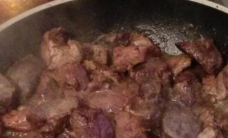 Încinge o tigaie cu ulei vegetal. Ne prăjim preparatele pe el până se rumenesc viu pe toate părțile.