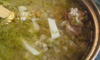 Ilipat ang inihaw sa kawali, magdagdag ng dill at magdagdag ng asin kung kinakailangan. Pagkatapos ng isang minuto, patayin ang apoy at iwanan ang sopas na sakop sa loob ng 15-20 minuto.
