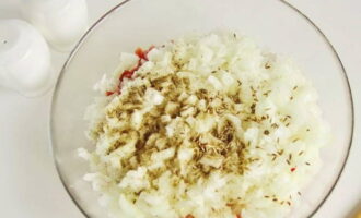 Häll hackad lök, salt och kryddor i skivorna.