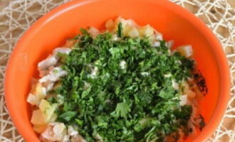Cắt khoai tây và thịt gia cầm thành khối nhỏ rồi chiên trong dầu thực vật, thêm muối và trộn với rau mùi tây cắt nhỏ.