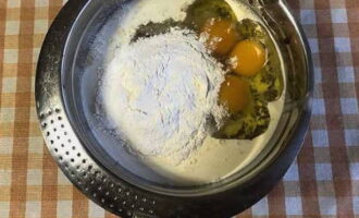 Hãy chắc chắn để thêm bột mì - khoảng bảy muỗng canh. Số lượng có thể được điều chỉnh độc lập.