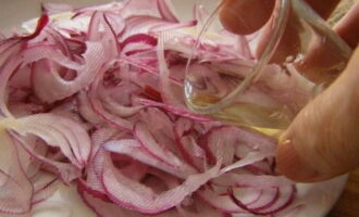 แยกกันผสมน้ำกับน้ำส้มสายชูแล้วเทส่วนผสมนี้ลงบนหัวหอมของเรา