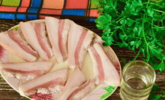 Pagkatapos ng 24-48 na oras, gupitin sa mga plato at kumuha ng sample. Bon appetit!