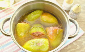Đổ tất cả bằng nước đun sôi, thêm muối và gia vị.