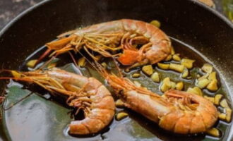 Tăng nhiệt lên cao và chiên nguyên liệu thêm 4-5 phút nữa.