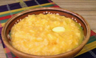 เสิร์ฟโจ๊กฟักทองอุ่น ๆ ปรุงรสด้วยเนย อร่อย!