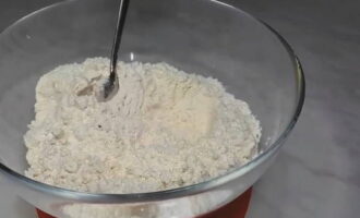 Trộn các sản phẩm khô lại với nhau.
