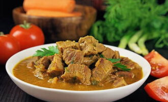 Ang klasikong beef gulash na may gravy sa isang kawali ay handa na. Ihain at magsaya!