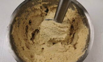 Bago ihain, ibuhos ang hummus na may langis ng oliba.