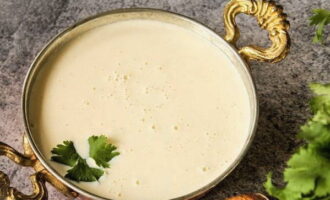 Nước sốt mì ống kem đã sẵn sàng, trang trí với húng quế và sử dụng đúng mục đích!