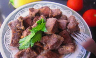 Plămânul de porc prăjit într-o tigaie este gata. Serviți și bucurați-vă!