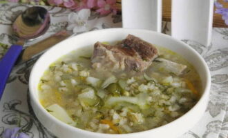 Ihain ang masaganang sarsa ng atsara sa mesa sa mga bahaging mangkok at magsaya. Bon appetit!