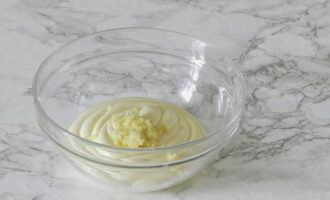 Cho tỏi qua máy ép và trộn với sốt mayonnaise. Chúng ta sẽ bôi mỡ bánh xèo bằng hỗn hợp thơm này.