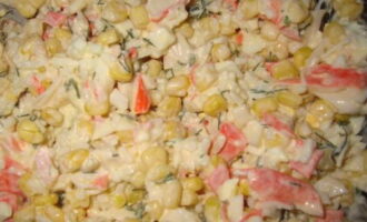 Paghaluin nang lubusan ang treat upang pantay na maipamahagi ang mayonnaise dressing at lahat ng sangkap. Bago ihain, maaari mo itong ilagay sa refrigerator para sa mas mahusay na pagbabad.