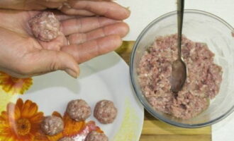 Kailangan mong makakuha ng magkaparehong malinis na bola. Ilagay ang mga ito sa isang plato sa isang maikling distansya mula sa bawat isa.