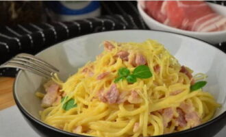 Mì ống carbonara cổ điển với thịt xông khói và kem tại nhà đã sẵn sàng! Chúng tôi phục vụ món ăn và lấy mẫu ngay. Chúc ngon miệng!