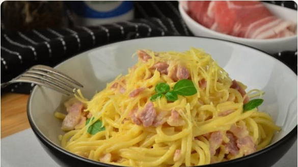 Pasta carbonara cổ điển với thịt xông khói và kem