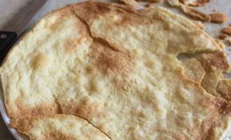 Óvatosan vágja le a torta széleit, így kerek formát ad neki.