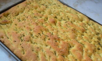 Focaccia iese rumenă și pufoasă, se răcește puțin, se taie și se servește. Poftă bună!