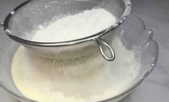 Tiếp theo, hỗn hợp khô phải được rây qua rây mịn.