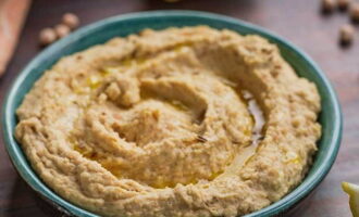 Handa na ang homemade hummus. Ihain at magsaya!