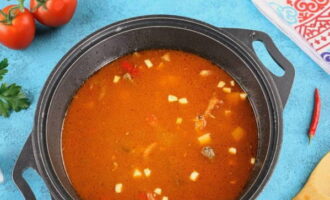 Trộn hỗn hợp và đổ đầy nước, giảm nhiệt xuống thấp và đun nhỏ lửa trong nửa giờ.