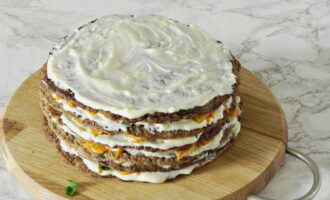 Đặt chiếc bánh pancake gan đầu tiên lên đĩa hoặc thớt phẳng, phết hỗn hợp tỏi-mayonnaise lên rồi thêm rau củ xào vào. Đặt chiếc bánh pancake thứ hai lên trên và làm tương tự với nó.