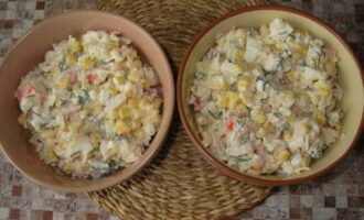Ang klasikong crab salad na may mais at bigas ay handa na. Ilagay sa mga plato at ihain!