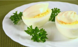 Inilipat namin ang makapal at homogenous na masa sa isang lalagyan at ilagay ito sa refrigerator para sa imbakan o ihain ito kaagad. Handa na ang homemade mayonnaise! Bon appetit!