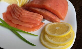 Lättsaltad röd fisk är klar! Innan servering, töm den resulterande vätskan, skär i tunna skivor och tillsätt citron. Njut av din provning!
