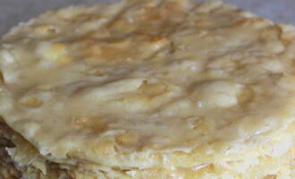 A tortákat egymásra helyezzük, és krémmel bekenjük. A torta teljes felületét is bevonjuk.