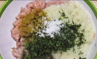 Tillsätt sedan hackad vitlök och örter, krydda för kött, salt och svartpeppar - blanda tills viskositet och homogenitet.