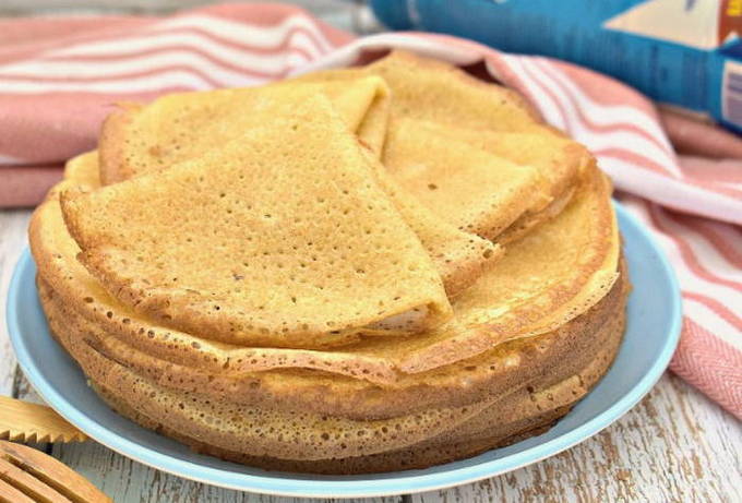Bánh sữa trứng với sữa và nước sôi