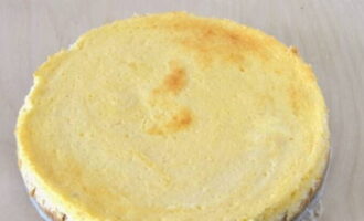 Pagkatapos ay maingat na alisin ang singsing at ilagay ang cheesecake sa refrigerator sa loob ng ilang oras.