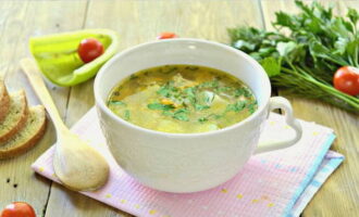 Đun nhỏ lửa thêm 5 - 7 phút nữa và chuyển sang phục vụ. Súp gà đã sẵn sàng! Chúc ngon miệng!