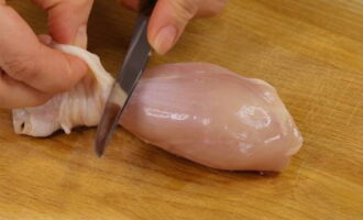 Làm ướt chân gà bằng nước rồi dùng khăn giấy loại bỏ độ ẩm. Loại bỏ da từ mỗi chân.