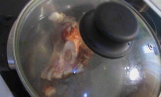 Com cuinar borscht clàssic amb carn? Després d'esbandir la vedella, poseu-la en una paella, afegiu-hi aigua i poseu-la al foc. Esperem que bulli, posant el foc al màxim. Traieu l'escuma amb una cullera ranurada. Reduint el foc i mantenint un foc suau, cuinar durant mitja hora. Sense perdre temps, prepareu el fregit.
