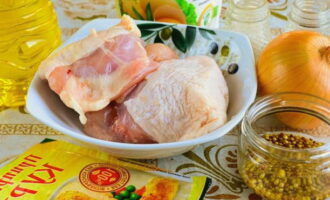 วิธีปรุงสะโพกไก่ให้อร่อย? ก่อนอื่น ละลายเนื้อและล้างออกจากเลือดที่เหลืออยู่ ตัดไขมันออกแล้วทิ้งไว้บนเขียงสักพักเพื่อให้สะเด็ดน้ำ