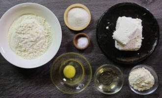 Hur lagar man klassiska fluffiga kesopannkakor i en stekpanna? Mät ingredienserna till cheesecakes enligt receptets proportioner.