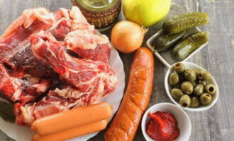 Làm thế nào để chế biến món hodgepodge thịt hỗn hợp với xúc xích theo công thức cổ điển? Cần có thịt bò còn xương để nấu nước dùng, nhưng bạn có thể sử dụng bất kỳ loại nước dùng làm sẵn nào khác.