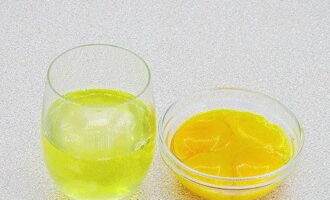 Làm thế nào để nấu manna tươi với sữa trong lò? Tách lòng trắng trứng khỏi lòng đỏ theo cách thuận tiện nhất cho bạn. Bạn có thể tạo một lỗ nhỏ trên quả trứng và cẩn thận đổ lòng trắng ra. Do đó, lòng đỏ sẽ vẫn còn bên trong vỏ.