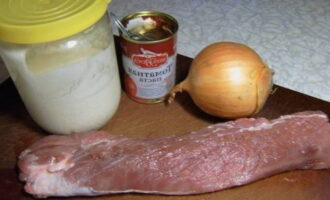 Hoe kook je klassieke varkensstroganoff in een koekenpan met jus? We halen de belangrijkste producten uit de lijst eruit. Wij kiezen voor varkensvlees zonder vet. Een standaard stuk vlees zonder been is ideaal.
