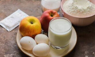 Hoe maak je een donzige Charlotte op kefir met appels in de oven? Wij verwijderen alle producten die in de lijst staan.