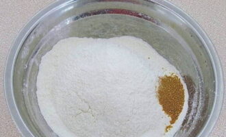Làm thế nào để nấu khachapuri Megrelian thực sự ở nhà? Rây một nửa phần bột theo lượng quy định vào một thùng chứa sâu và trộn với muối, đường và men.